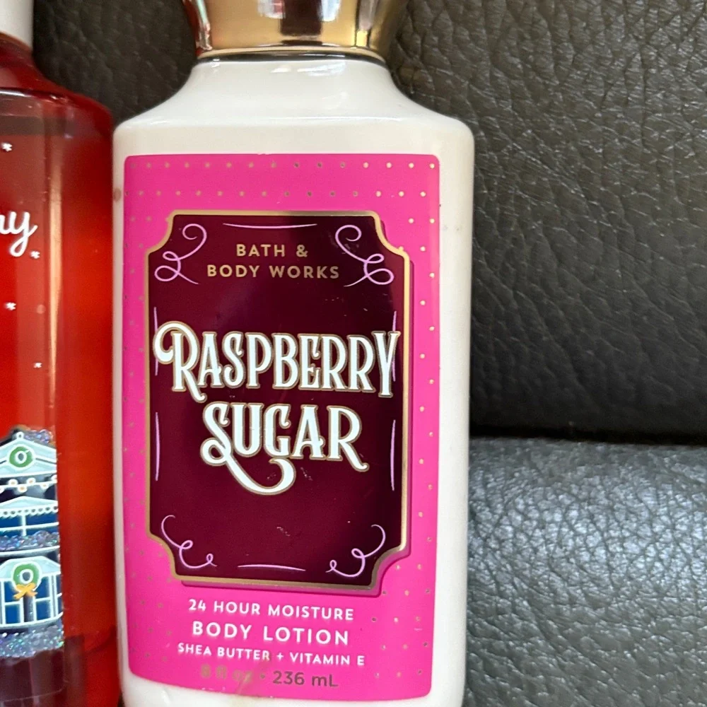 Bath and body works set in Santa’s blueberry shortbread and raspberry sugar